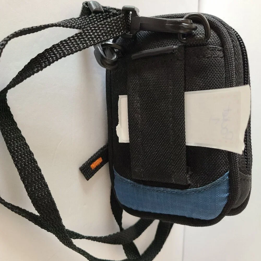 LOWEPRO RIDGE 10- DIGITAL CAMERA CASE ARTIC BLUE/BLACK WITH STRAP